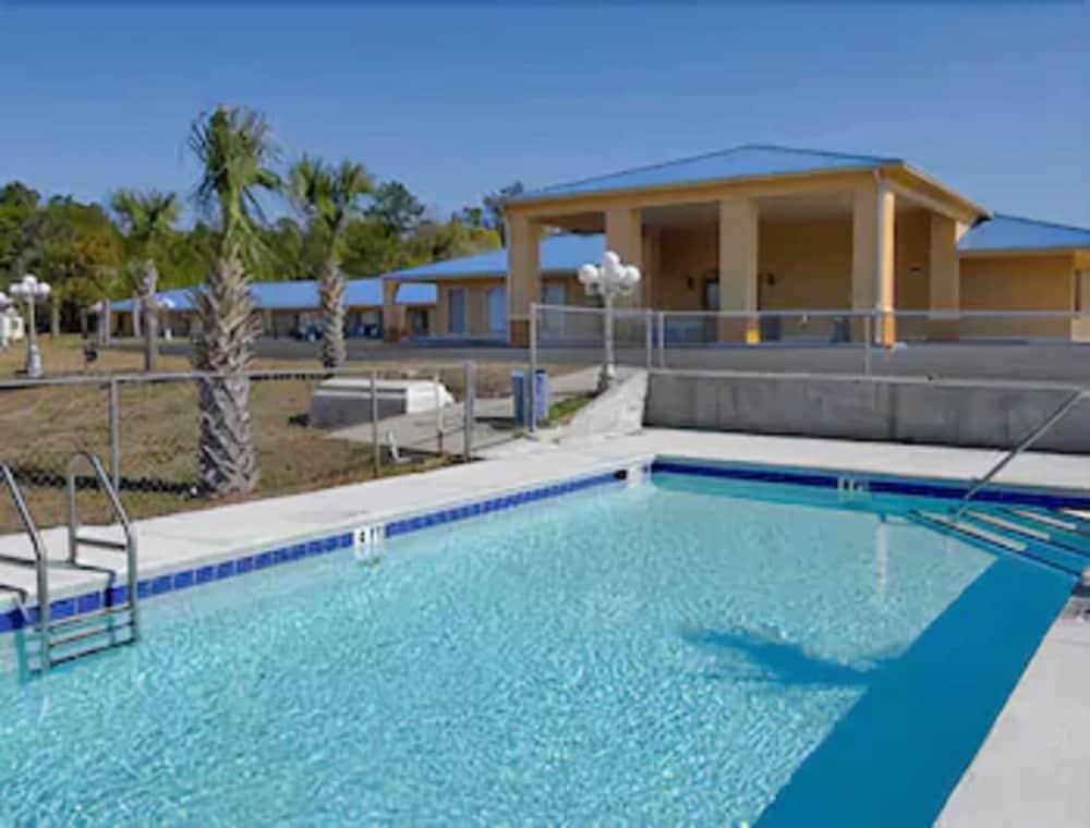 Days Inn By Wyndham Defuniak Springs Buitenkant foto